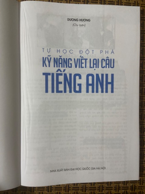 - Giao hàng rất nhanh (chưa đầy 1 tiếng đã giao kể từ khi đặt hàng)
- Sách được đóng gói khá cẩn thận, chỉ hơi bị nhăn 1 chút (nhưng cũng không quá đáng kể)
- Sách phù hợp cho mọi dạng đối tượng (từ mất gốc, sơ cấp, trung cấp đến cao cấp)
- Sách cũng là 1 trong những tài liệu phù hợp để các bạn ôn thi olympic hoặc thi HSG phần viết lại câu.