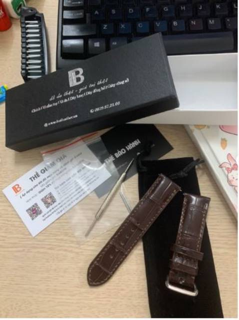 hộp đựng giấy cứng chắc chắn , da cực kỳ mềm và ôm tay , 2 mép dây dày , có thêm dụng cụ tháo chốt , rất xứng đáng để mua , 5 sao 🤟🤟🤣 , hơi tiếc là mik quên dặn shop đục thêm lỗ :)) hộp đựng giấy cứng chắc chắn , da cực kỳ mềm và ôm tay , 2 mép dây dày , có thêm dụng cụ tháo chốt , rất xứng đáng để mua , 5 sao 🤟🤟🤣 , hơi tiếc là mik quên dặn shop đục thêm lỗ :))