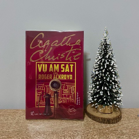 Đối với mình đây là một trong những quyển tuyệt nhất của Agatha Christie. Nội dung khá cuốn, miêu tả cặn kẽ (và đôi khi chán chường với quá nhiều nhân vật và những màn thẩm vấn thường thấy), xây dựng các tuyến nhân vật rất chi tiết và chặt chẽ. Kết thúc để lại cho mình một phút "xịt keo" vì choáng với độ quay xe vô cùng hợp lý và thỏa mãn. Thực sự rất recommend quyển này cho mọi người.

Tóm tắt sơ: Làng King's Abbott chỉ trong vòng 2 ngày đã chứng kiến 2 cái chết của các nhân vật: Bà Ferras và sau đó là ông Roger. Những phỏng đoán, đồn đại, các mẩu chuyện bên lề liên tục xuất hiện trong ngôi làng nhỏ bé. Kẻ tình nghi lớn nhất là Ralph - con trai nuôi của ông Roger - lại trùng hợp biến mất ngay sau sự kiện chấn động đó. Một lần nữa, thám tử Hercule Poirot phải vào cuộc điều tra mặc dù ông đã cố ẩn mình tại chốn làng quê tưởng chừng như yên ả này. Người đồng hành trợ giúp cho công cuộc điều tra của ông là bác sĩ Sheppard - người hàng xóm lịch thiệp có cô chị Caroline cực kì tinh nhạy với drama và thích thám thính tất cả mọi chuyện trên đời. Sau các cuộc thẩm vấn điều tra trực tiếp và gián tiếp, công khai và bí mật, hung thủ lộ diện ở những trang cuối cùng với một cách thức gây sốc cho độc giả. Toàn bộ suy đoán, lập luận từ những trang đầu tiên của chúng ta dường như vô nghĩa. Tác giả tài tình xoay chuyển câu chuyện một cách khéo léo và mãn nhãn vô cùng. 
Thủ phạm đôi khi không cần nói dối, chỉ cần nói sự thật một cách lửng lơ.