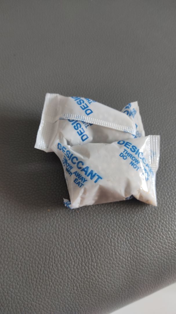 Hũ khô có 2 gói hút ẩm cũng gần 100g, với khô gà rất khô và cứng, cứng đến độ cầm cọng khô lên bẻ cái gãy làm 3 luôn á, ăn mấy miếng mà ê hết hàm răng