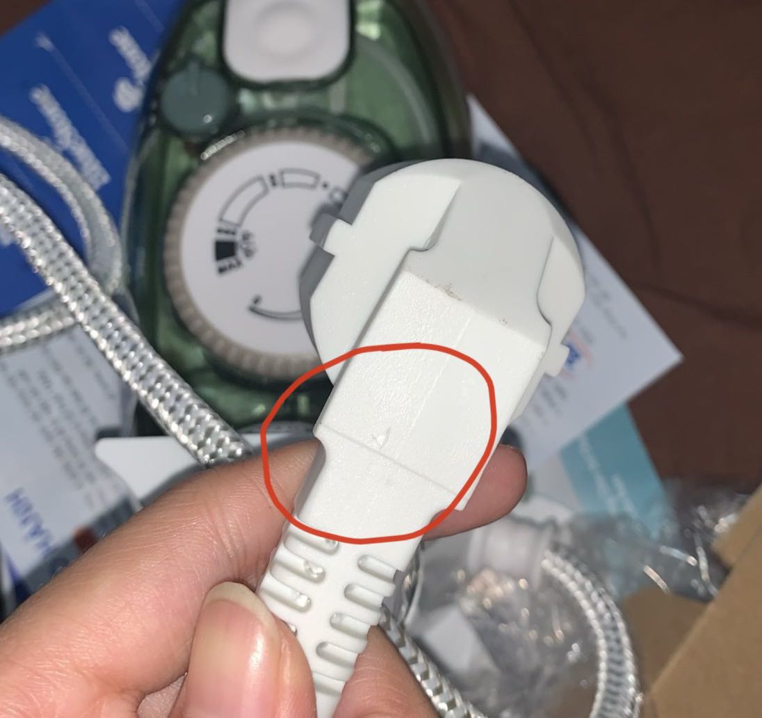 Bàn ủi có vết xước và phích cắm nhìn không được sắc sảo
Bàn ủi hơi nước nhưng mà nước không thành hơi mà thành giọt chảy ra khá nhiều không đều, mẫu mã đẹp giao nhanh nhưng chất lượng CHƯA tốt so với giá thành
Không nên chọn sản phẩm này