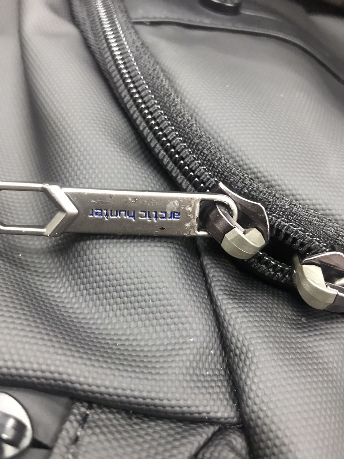 Balo đẹp nhưng khoá hơi bị tróc sơn xíu nha