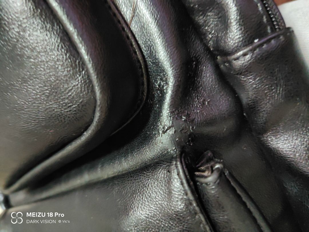 Trước khi mua đã trao đổi kỹ, shop khẳng định là da thật 100%, chỉ phủ lớp keo để chống nước. Nhưng khi nhận hàng thì rõ ràng là da PU, vad sau khi dùng đc 2 tháng thì tróc cả ra thế này.