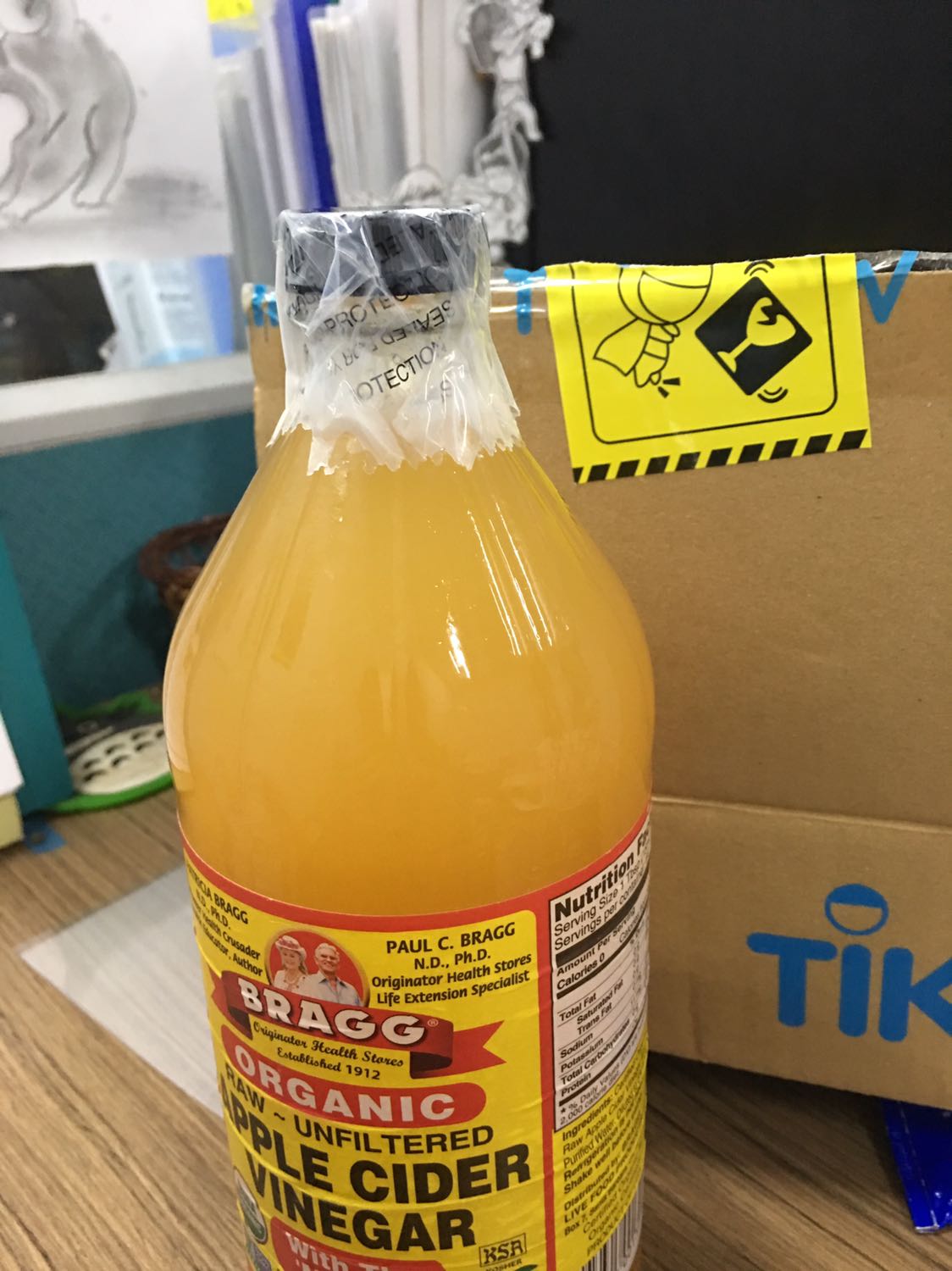 Bình thường tiki gói hàng tốt lắm nhưng lần này mình thất vọng nặng nề. Hàng chưa khui seal mà đã đổ tràn lan ra ướt nhãn, ướt niêm phong. Nguyên do là chai giấm bị để nằm ngang trong hộp và ko có cái gì chèn nên lọt thỏm ko cố định. Có thể bị tràn ra do lúc vận chuyển. Mong các bạn rút kinh nghiệm khi vận chuyển mặt hàng này nhé