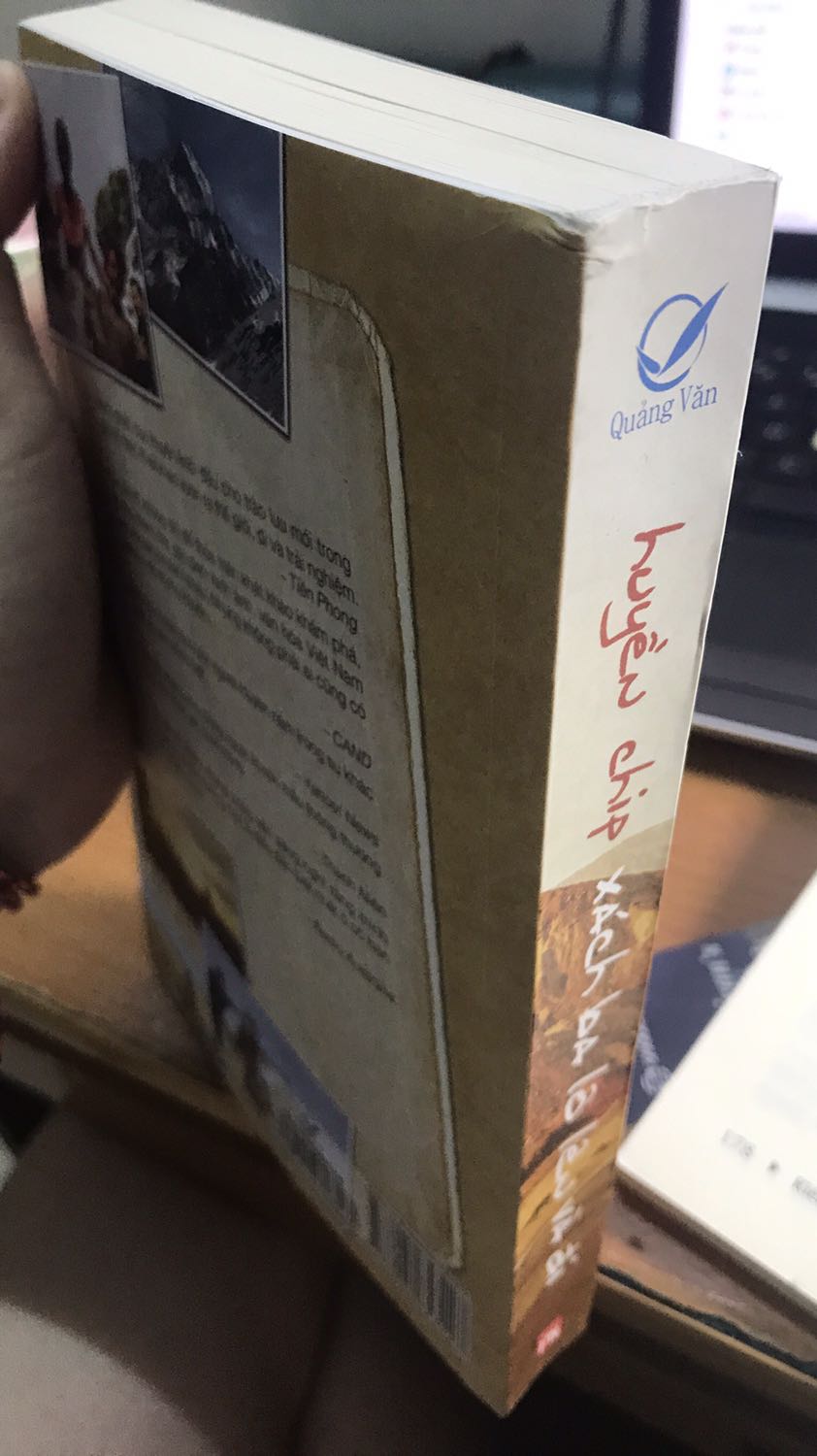 Thật sự mình đánh giá 2 sao chỉ vì giao hành nhanh chứ chất lượng sách thật sự tệ, bao bì bên ngoài thì rách nát, sách thì bẩn, lõi giữa của sách thì như sắp bung giấy ra. Mình thích sách của chị Chip nên không đợi tới lúc giảm giá đã mua nhưng không ngờ tiki làm mình thất vọng kinh khủng.