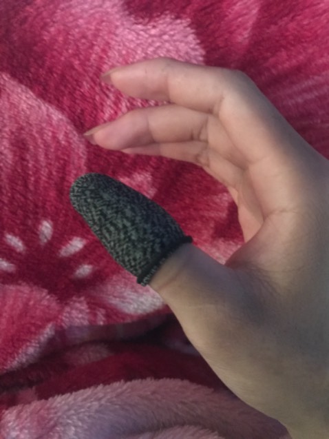 Khá nhạy mà hơi bó ngón tay