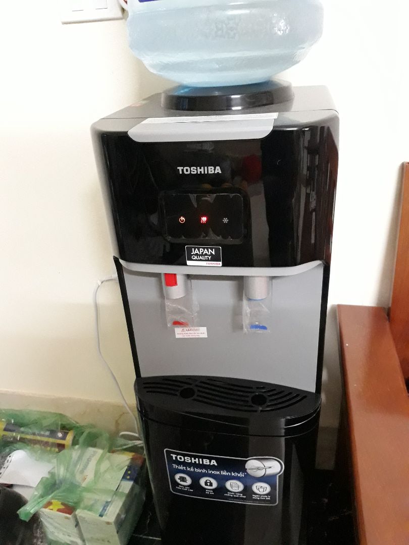 Kể cả khi không uống nước nóng, thì cứ mỗi 30 phút cây sẽ tự đun lại nước 1 lần, mỗi lần khoảng 40-60 giây. Chứng tỏ thiết kế bình nước nóng giữ nhiệt kém, liên tục đun lại nước khi mất nhiệt. Mình thấy thiết kế như vậy là không hợp lý. Tốn điện. và khi đun nước nóng sẽ phát ra tiếng reo khá ồn nhé mọi người. Cân nhắc mua sp cao cấp hơn hoặc của thương hiệu khác.