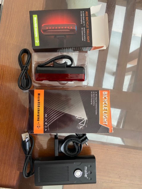 Cứng cáp và khá chắc chắn
Có 3 chế độ đèn và sáng tốt
Giao hàng đúng hẹn