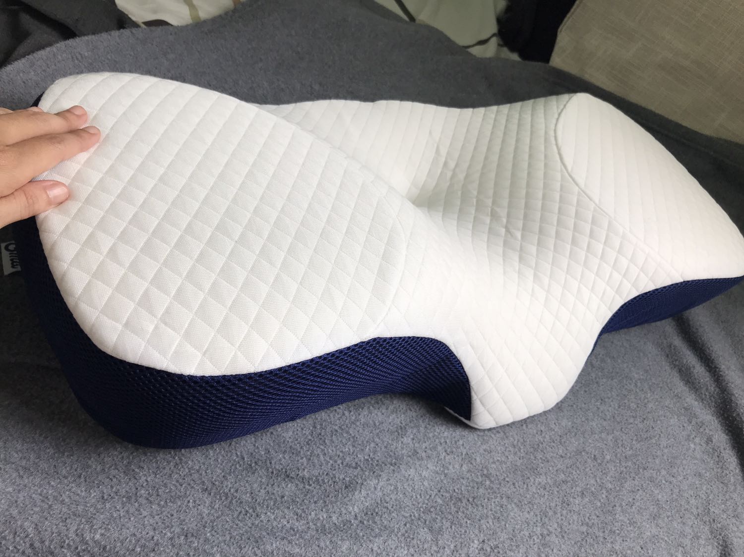 sản phẩm đúng như hình. form gối khá chắc; phần giữa nằm ngửa ôm giữ cố định đầu cổ, xoay qua lại sẽ vướng nên chỉ phù hợp nằm ngủ; có vẻ hơi cao xíu so với cổ mình, nằm thấy cổ hơi bị nâng lên; phần bên dùng nằm nghiêng đỡ cổ thẳng ngang mặt phẳng giường rất tốt. Hàng đosng gói rất gọn, mở ra gối sẽ phồng lên