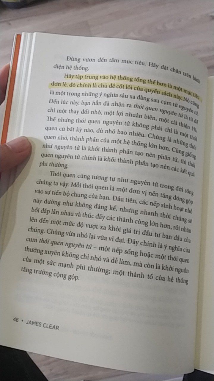trong ba hôm, mình vừa đọc, vừa tô, vừa viết lại những phương pháp hiệu quả của quyển sách giới thiệu. 
đây là quyển sách mình cảm thấy rất hay, mình từng đọc qua một ít bản tiếng anh vì lúc đó nó chưa xuất bản thành tiếng việt. Sau khi mình tìm thấy bản dịch tiếng Việt thì lại lần nữa lập tức mua và cũng tô vẽ ghi chép như từng làm. Thật ra sau khi đọc xong bản tiếng việt mình có hiểu hơn một chút. Nhưng đúng là có những từ không có hiệu ứng thích hợp bằng tiếng việt để mô tả nó về mặt ngữ nghĩa. 
+ đối với chất lượng: mk nhận sách trong tình trạng nguyên vẹn, nhưng không may bị thiếu mất bookmark... nhưng vấn đề này mình có thể bỏ qua. 
+ về giao hàng và đóng gói: sách đóng gói khá chắc chắn, giao hàng thì chắc chắn không nhanh như bình thường ròi. nhưng đối với mình không vấn đề gì, quan trọng là nội dung nó truyền tải thế nào thôi. 
cảm ơn tiki nhé!