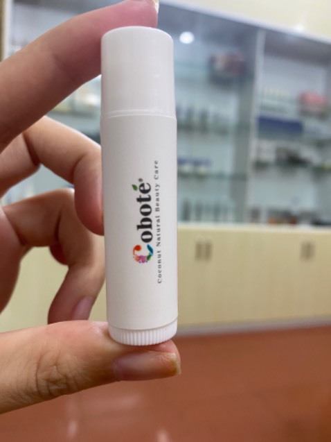 Sp dưỡng ẩm tốt, mềm môi , mùi thơm ngọt dễ chịu . Dưỡng ẩm môi sau xăm rất hiệu quả . Mùa hành khô lên có vài thỏi �Shop tư vấn kĩ , giao hàng nhanh . Sẽ tiếp tục ủng hộ shop