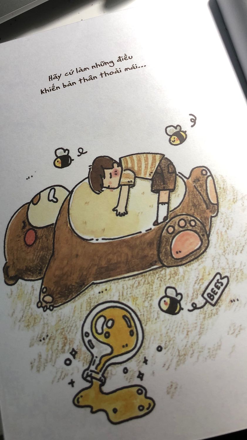 Sách siêu siêu đáng yêu cùng với những thông điệp rất ý nghĩa. Sách sẽ mang các bạn đến và nhận ra niềm vui từ rất nhiều những điều nhỏ nhặt. Tuy thời gian vận chuyển bị trễ so với dự kiến và cả khi sách bị cấn ở gáy thì mình cũng xem đó như một dấu ấn riêng biệt. Hy vọng các bạn có những quyển sách không phải là đẹp nhất, nhưng lại là những quyển sách khác biệt nhất một ngày thật ấm áp !
Mong anh chú Kulzsc sẽ mang đến cho mọi người thật nhiều đứa con tinh thần nữa nhé !