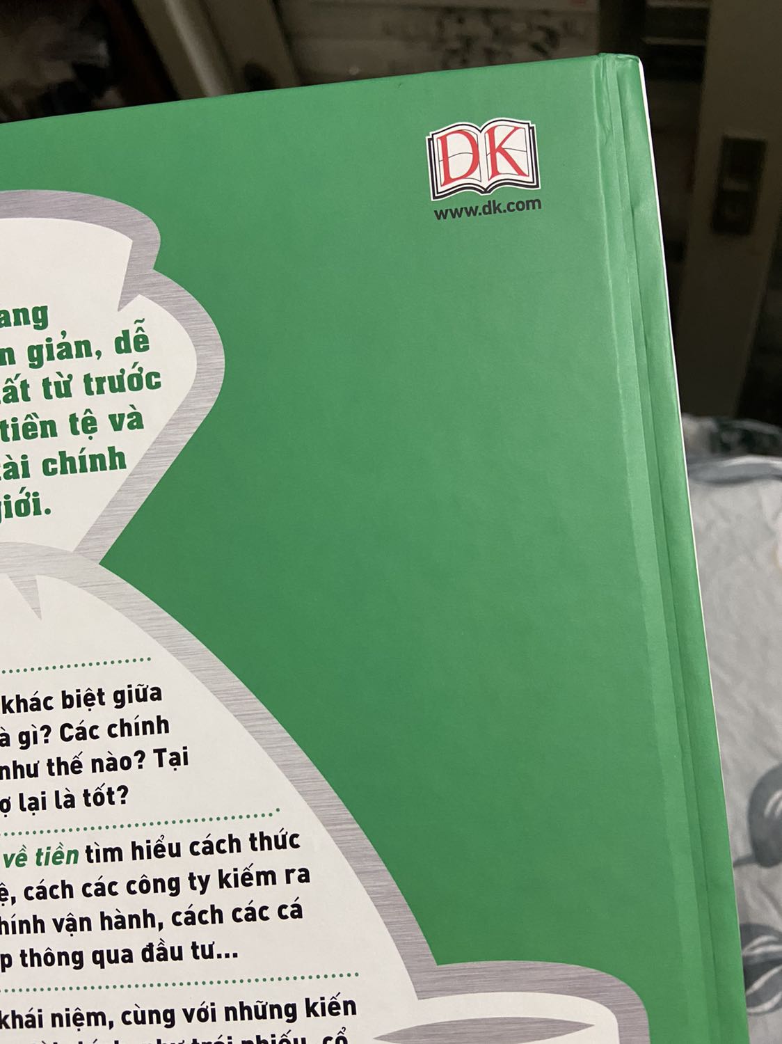 Sách giao hàng nhanh TIKINOW 2h chuẩn chỉnh thời gian rất tuyệt vời - nhưng Sách bên trong thì mới nhưng bìa bên ngoài rách phải dán băng dính như cựa gà. Mùa dịch rất ngại đổi trả sách nên đành thôi. Tạm dán băng dính để đọc cho xong. 

1 lần nữa Mong TIKI cố gắng cải thiện dịch vụ. Nếu giao hàng lỗi như thế này sẽ xảy ra đổi trả và mất thời gian cho tất cả các bên, chưa kể phát sinh chi phí thiệt hại cho chính bên TIKI và cty trong mùa dịch.

Cho 4 sao vì dịch vụ ship TIKI NOW tốt NHANH, shipper lịch sự. Bộ phận Đóng gói cho 2 sao ⭐️ ⭐️ vì quyển sách không được giao tới tay khách hàng lành lặn - đẹp đẽ,   quyển sách không được bao bọc trong hộp giấy lỏng lẻo. Mình biết dịch bệnh các bạn rất khó khăn trong đi làm, sinh hoạt, công việc và dịch vụ. Nhưng các bạn có thể làm tốt hơn nếu chịu khó chú ý và cẩn thận hơn 1 chút.

Hãy cũng nhau cố gắng vượt qua dịch bệnh khó khăn phát triển tích cực lên nhé TIKI TEAM ơi! Tôi xin phép nhận xét - góp ý để mọi người cùng nhau phát triển, cố gắng, nỗ lực tốt hơn lên nhé!

Cảm ơn vì dịch vụ của các bạn dành cho khách hàng chúng tôi dù mùa dịch bệnh khó khăn!!!