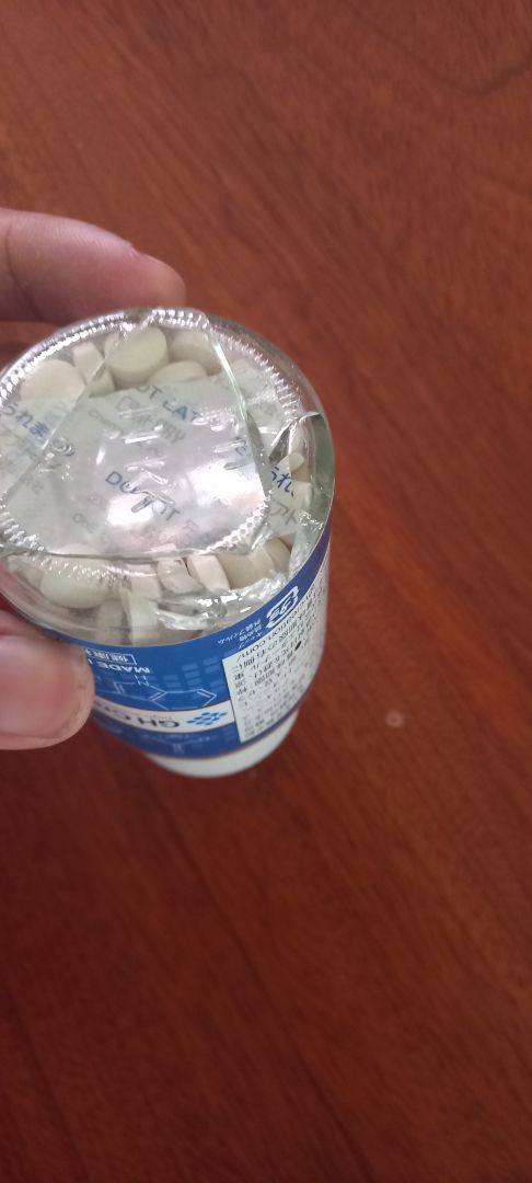 Vừa nhận được hàng, khá bất ngờ vì hộp thuốc bị vỡ một mảnh lớn như vậy. Tuy chất lượng sản phẩm là rất tốt nhưng quy trình đóng gói mới là điều đầu tiên để lại ấn tượng cho khách hàng. Mong rằng shop và đơn vị vận chuyển sẽ rút kinh nghiệm cho các đơn hàng sau.