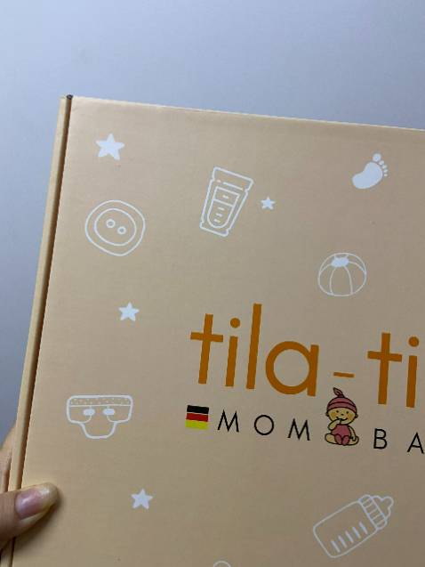 Bao bì chỉnh chu, hộp ở ngoài xinh lắm. Mua tặng đầy tháng con của bạn mà không cần gói quà ở ngoài luôn đó. Mua tặng nên không mở hộp ra, nhưng chắc sẽ oke.