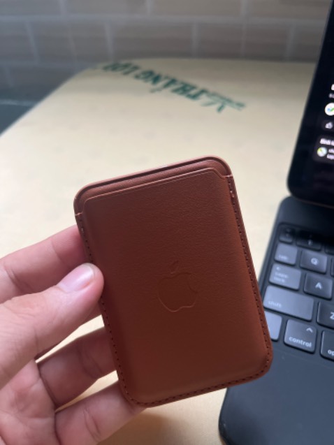 Cảm giác chất lượng gia công không đồng đều…
Đặt 2 cái thì cái màu tím hít chắc hơn màu nâu… mà cái nâu chất lượng gia công cũng kém hơn, hít lỏng lẻo hơn… Cảm giác chất lượng gia công không đồng đều…
Đặt 2 cái thì cái màu tím hít chắc hơn màu nâu… mà cái nâu chất lượng gia công cũng kém hơn, hít lỏng lẻo hơn…