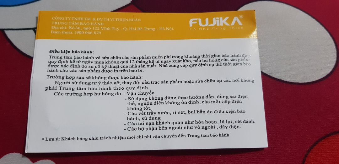 Nồi kho cá Fujika thương hiệu Nhật Bản, sản xuất tại Trung Quốc, nhập khẩu tại Hà Nội, Việt Nam, mình mua được với chất lượng siêu tệ. Nồi không thực hiện được chức năng đun nóng, gắm điện rồi nhưng vẫn lạnh hoài dù ở chế độ nấu nào. Miếng dán phía trước núm bật chế độ: chậm, cao, tự động rất lỏng lẽo, mình mở ra thì thấy như hình bên dưới, khi gắm điện đèn màu đỏ không sáng. Lòng nồi có vài hạt li ti màu vàng do tráng không hoàn hảo, nhưng lỗi nhỏ thôi, quan trọng là nồi không nấu được. Công ty bảo hành ở Hà Nội xa xôi, không thể giúp đổi trả, sữa chữa nhanh chóng, hiệu quả, tiết kiệm. Trải nghiệm mua hàng vô cùng buồn, mình đã mất tiền thanh toán trả trước và mua sản phẩm siêu tệ. Ngày xưa còn nhỏ mình nhớ hàng Nhật siêu tốt, xài 10 năm còn tốt, thật đáng mua và tin dùng. Ngày nay có sự thay đổi. Đóng hàng kĩ, chắc chắn, có nỗ lực hỗ trợ xử lý giao hàng sớm cho mình từ Tiki, mình cố gắng cho đánh giá 1 sao, chứ không cho sao thì mình đăng bài không được.
Sao hàng Nhật mà có thơ tiếng Việt và hình ảnh Thánh Gióng vậy?
Hàng kém chất lượng vậy mình có bắt đền bên nhà sản xuất lại chưa?