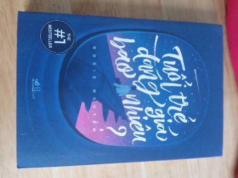 Sách đẹp và hay. Nhưng mik k hài lòng là hàng đã có ai đó mở trước khi mik nhận. Đường keo dán liền hộp bị cắt, bốn góc của hộp giấy bị xé mất một góc mik có khoanh màu đỏ lên hik.Hên là vẫn đủ k có mất mát j