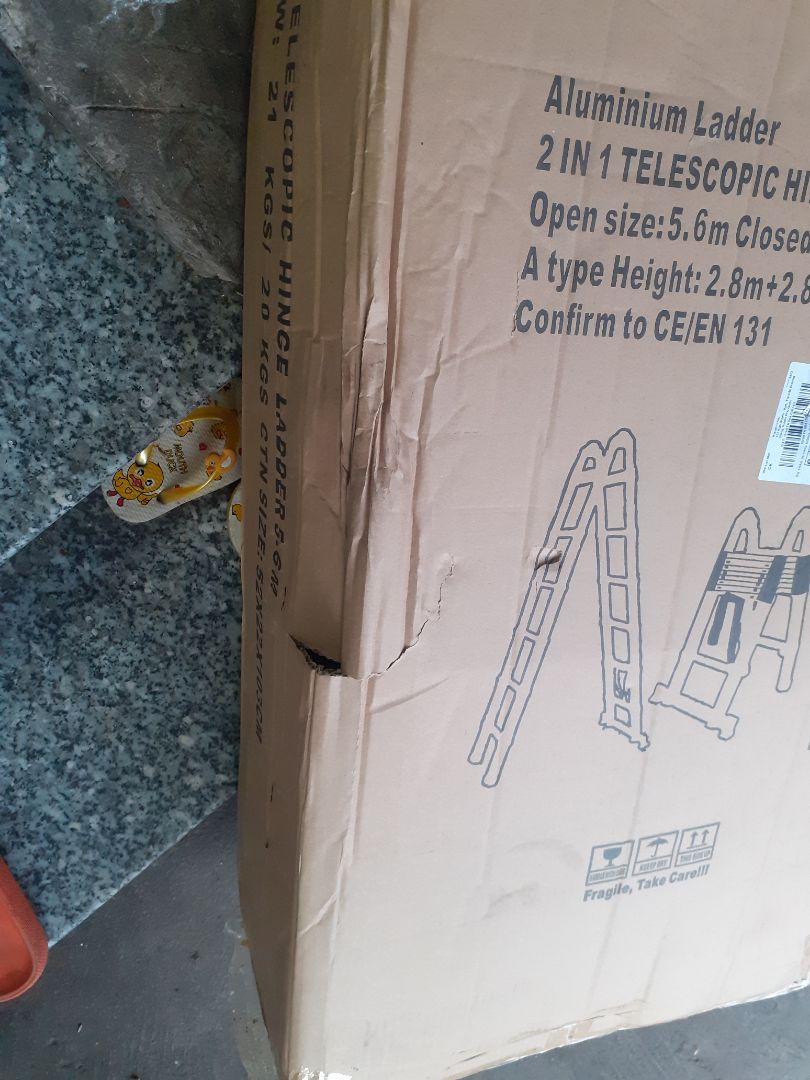 lần đầu gặp trường hợp Shipper gọi ra bưu cục lấy hàng, mình bảo chuyển tới nhà thì nói là địa chỉ ko rõ ràng. Nhìn kiện hàng mà ko muốn nhận luôn, bao bì gần như lột sạch, thùng bị thủng tùm lum. Hàng mấy triệu bạc mà thấy mất giá trị quá. Khâu vận chuyển quá tệ!