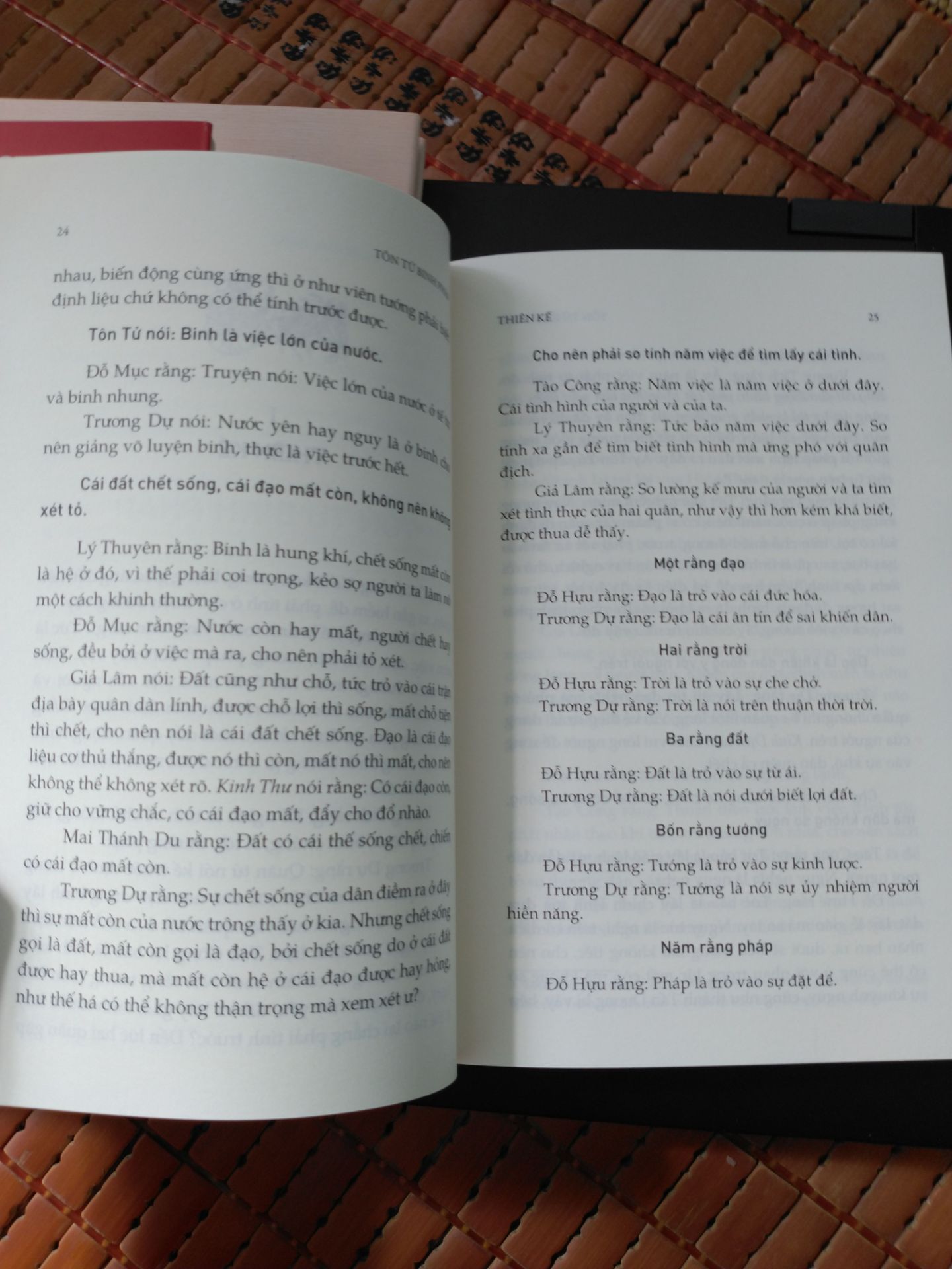 Sách bìa mềm, có kèm bìa rời, khổ giấy cầm vừa tay.

Cả Đông A lẫn Nhã Nam đều tái bản Tôn Tử binh pháp do cụ Trúc Khê Ngô Văn Triện dịch. Theo tôi, đây là bản dịch hay nhất. Về mặt ngữ âm, bản dịch đạt đến độ tương đương ngữ âm gần như tuyệt đối. Thay vì dịch dông dài, diễn ý lằng nhằng, cụ Trúc Khê dịch đỉnh đến mức số âm trong bản dịch bằng đúng số tiếng trong bản nguồn.
Ví dụ: Tôn Tử viết: Binh giả, quốc chi đại sự, tử sinh chi địa, tồn vong chi đạo, bất khả bất sát dã. Tôn Tử nói: Binh là việc lớn của nước, cái đất chết sống, cái đạo mất còn, không thể không xét tỏ.
Về măt ngữ nghĩa và ngữ dụng thì khỏi bàn, cái cô đọng của bản gốc được trình bày sang bản dịch một cách vô cùng tài tình. Ngoài ra, cụ Trúc Khê thay vì ví dụ bằng các trận đánh cụ thể như mấy bản Tôn tử khác, cụ lại dẫn những lời chú của 10 nhà binh pháp đời sau, trong đó có Ngụy Vũ đế Tào Mạnh Đức.
