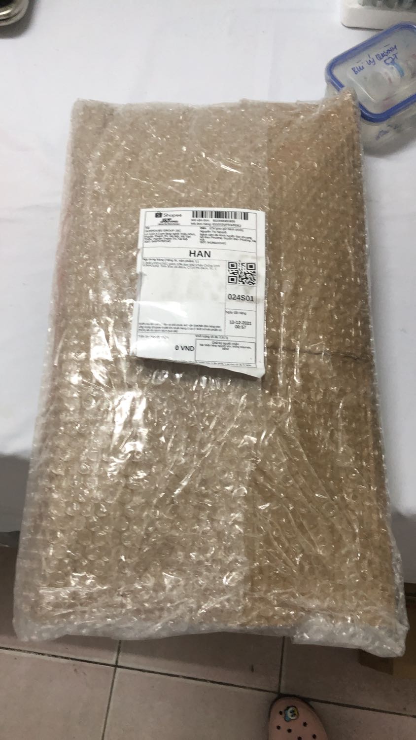 Giao hàng nhanh đóng gói quá sơ sài. Ko có lớp chống sốc. Có mỗi màng bọc thực phẩm và tờ giấy bìa. Shop nên xem lại cách gói hàng. Chưa dùng nên chưa biết tnao. Check thì có ra nhưng kp hàng chính hãng ko nữa