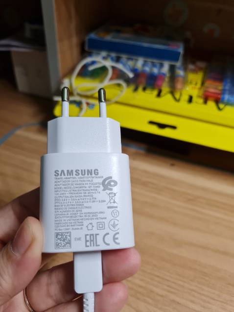 Sạc cực nhanh, rất thích luôn. Có điều, giờ mới thấy đầu dây sạc bị nứt nhẹ  ko biết vì sao. Hiện giờ vẫn thấy xài ổn nên ko khiếu nại shop ạ 😢
,