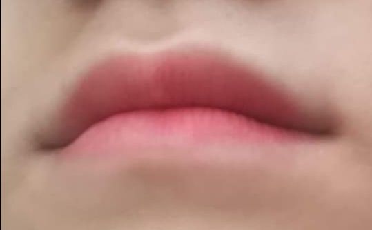 mình mua màu 02 hồng cam! màu mình check lên tay như vậy nhưng lên môi mình ra dạng hồng san hô á nhưng lại trông rất xinh, nhẹ nhàng! Mình mua với giá 99k  nên thấy quá ổn cho 1 em son! với cả mở ra nhìn cây son mới toanh thích mắt lắm! em này cũng phù hợp cho mấy bạn có ý định make up with lipstick nữa!