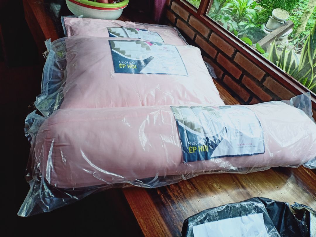 đặt 6 gối nằm mà gửi 2 nằm 1 ôm, gọi điện đã liên hệ được với nhân viên tiki. làm theo hướng dẫn, đã gửi trả 01 gối ôm, đang chờ tiki gửi lại 4 gối nằm.mong lần sau tiki kiểm tra kỹ hàng trước khi gửi, tránh phiền phức