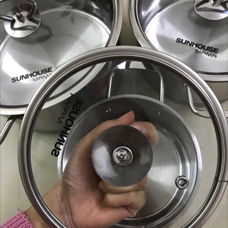 Ấn tượng đầu tiên là nồi khá chắc chắn, đóng gói cẩn thận giao hàng nhanh. Hình thức đẹp, tay cầm ko bị nóng khi nấu. Sẽ ủng hộ tiếp