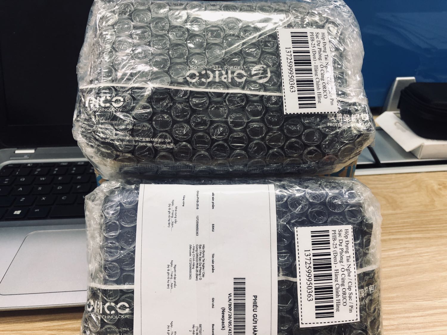 Sản phẩm chỉ ở mức độ khá, ở phần dây kéo có hiện tượng bị nhúm lại, không cứng và không giữ được độ cứng theo chiều thẳng đứng. Nhận hàng còn nguyên seal nhưng đặt 2 cái màu đen lại giao 1 màu đen và 1 màu xanh tím (như hình). Kiểm tra thì biết shop chỉ còn 1 cái màu đen nên giao cho mình 1 màu đen và 1 màu xanh tím (vì mình vào thử đặt tiếp 1 cái màu đen thì shop báo đã hết màu đen). Tiki giao hàng nhanh hơn dự kiến và lần đầu tiên thấy có bọc tấm bong bóng giảm sock. Tóm lại, chỉ tạm ổn trong tầm giá và cũng không đòi hỏi cao hơn được!