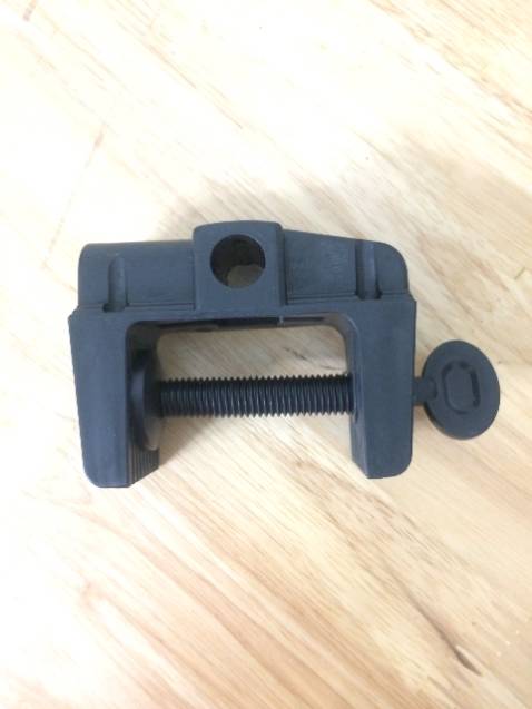 Đèn chắc chắn, cầm nặng tay, đặc biệt là đế đèn nặng để giữ được thân đèn vốn khá cao. Kích thước to phết, mọi người lắp xong đừng sốc nhe. Mình không mua kèm bóng đèn mà mua lẻ bóng Điện Quang 40k ở ngoài, lắp vào hoàn hảo luôn. Đèn có 2 option: kẹp bàn hoặc để bàn.