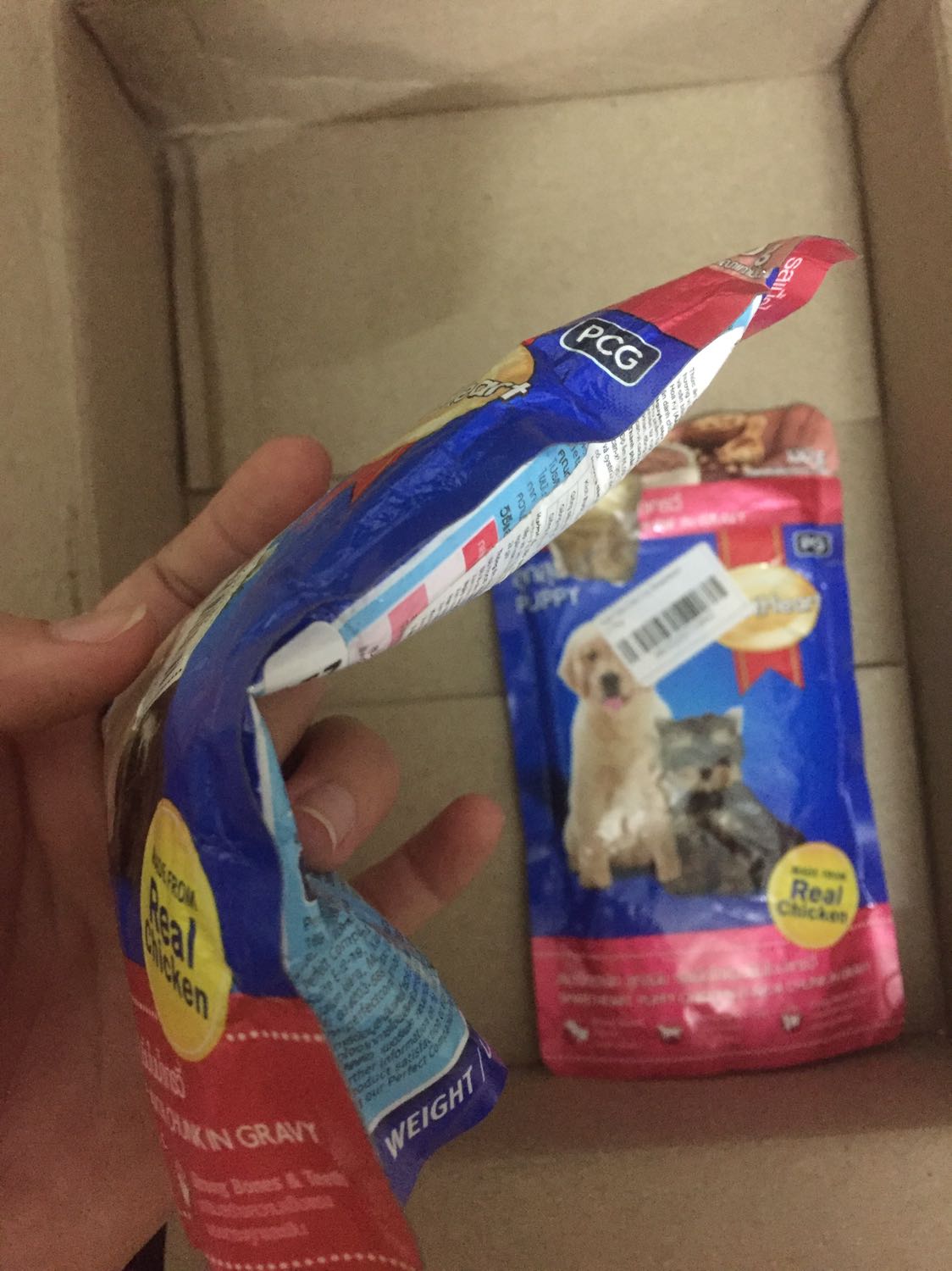 Mình nhận dc hàng thì vô cùng k ưng , mua 2 túi , 1 túi thì bị bóc ra như ảnh , 1 túi thì nhàu nát như có ai bóp , bên trong lỏng như nước chứ k còn dc viên viên như túi bị bóc , hàng vậy mà cũng giao cho khách được ???