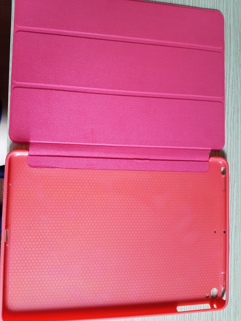 Đẹp. Đúng màu sắc. Mặt ngoài cover là nhựa bóng, mặt trong lót nỉ, mặt lưng nhựa sần, khung cao su mềm, dễ lắp, khít và chắc chắn. Cover có nam châm để tắt màn khi đóng cover. Chất lượng tốt, mình rất hài lòng với sản phẩm.