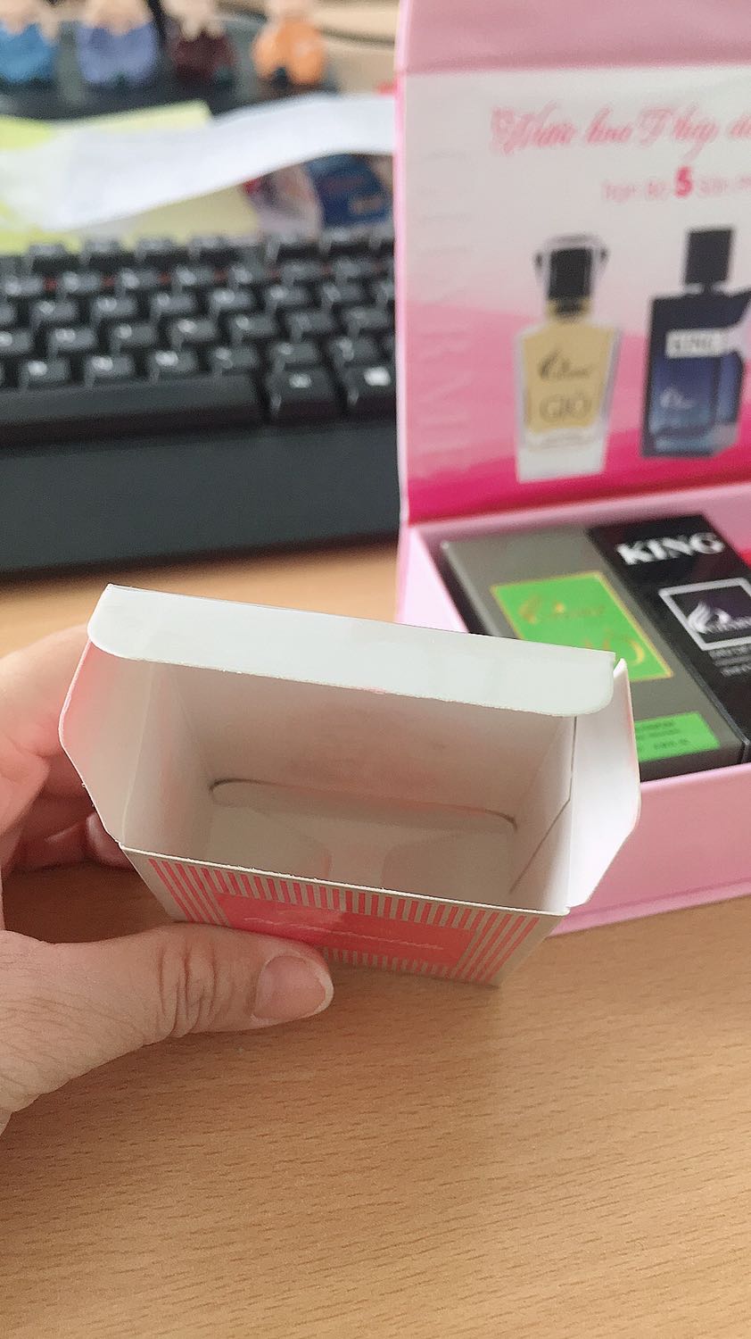 Giao hàng lâu. Có 1 chai nước hoa bị đổ và thay thế bằng nắp mới (nắp trầy xước cũ) nên vặn vào không khít.