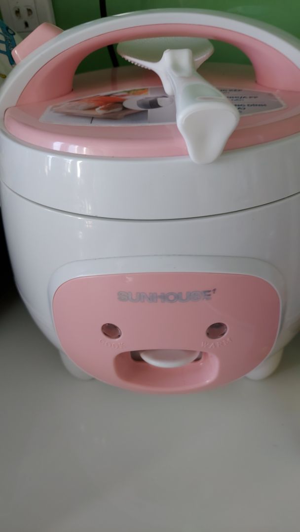 nồi xinh xắn, nấu cơm rất nhanh. Điểm trừ của loại nồi này là nắp ko tháo rời để vệ sinh. khe đựng nước khá nhỏ nên khi mở nắp nước chảy khá nhiều. Nấu cơm có cháy chút xíu. Ở mức giá này thì vẫn đc 5sao