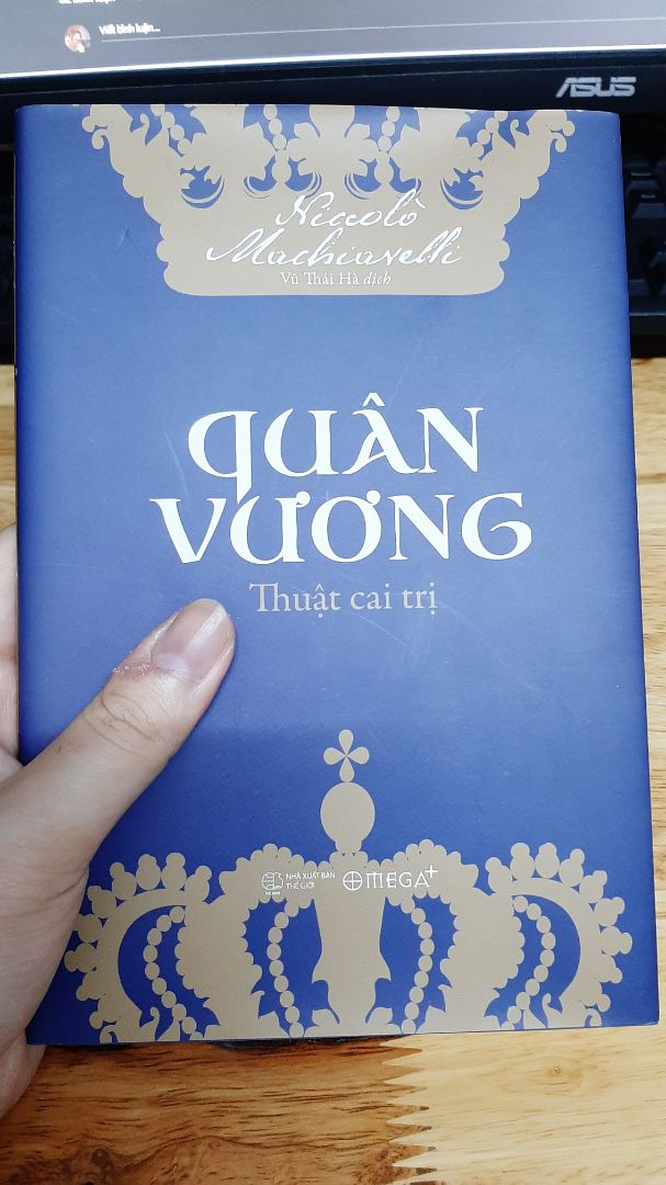 Sách hay, cho ta thấy những mặt tối của chính trị. Cụ thể là chính trị của nước Ý vào thế kỷ 16, khi mà nước Ý chưa thống nhất, và vẫn còn phân chia các thành bang, công quốc khác nhau. Tác giả còn đưa ra những  dẫn chứng lịch sử cho ta thấy con người vì muốn đạt được quyền lực tối cao thì bàn tay đã nhuốm máu nhiều như thế nào. Ngoài ra còn có các quan niệm, cách thức cai trị như thế nào là lý trí, tối ưu quyền lực nhất cho bản thân do tác giả tự đúc kết trong suốt cuộc đời làm chính trị  của tác giả. Mình đã đọc review trước và biết sách bị ghét như thế nào. Tuy nhiên mà well, cứ mua rồi đọc, tiếp nhận một cách khách quan thôi. Sách đã được viết ở hàng thế kỷ trước rồi nhưng bộ mặt chính trị thời hiện đại ngày nay vẫn còn nhan nhản những góc khuất đen tối đó.