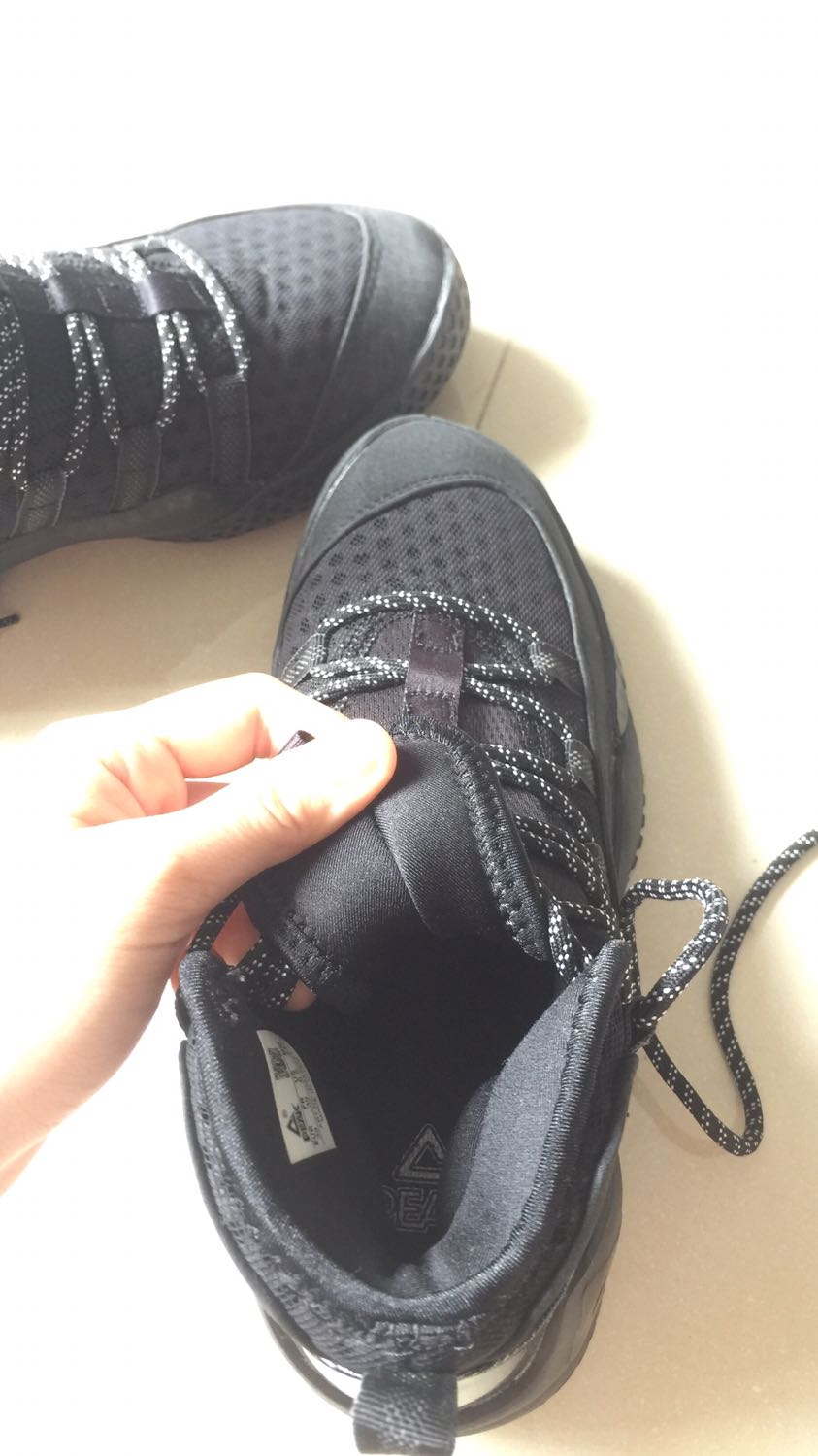 Giày rất êm, cày outdoor lâu lắm mới mòn. Mỗi tội là đôi giày màu đen, chạy nhiều quá thì chân bị nóng.