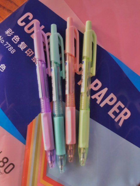 Bút đẹp, cầm nhẹ tay, viết đều màu. Giá này bút như vậy không còn gì để ý kiến =))