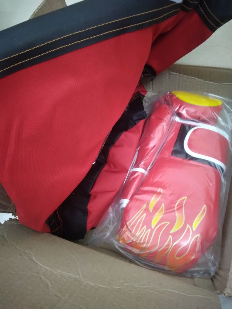 siêu to siêu dày, shop tặng đầy đủ phụ kiên, to lắm anh em, xích với các mối nối bằng kim loại chắc chắn cực kỳ
vải 3 4 lớp gì đấy, sờ thì ở giữa là lớp mút chống va đập mạnh
cái này mua về đấm tại nhà khá ổn áp, giá khá mềm khi cùng mua của brand này ở cửa hàng trên phố