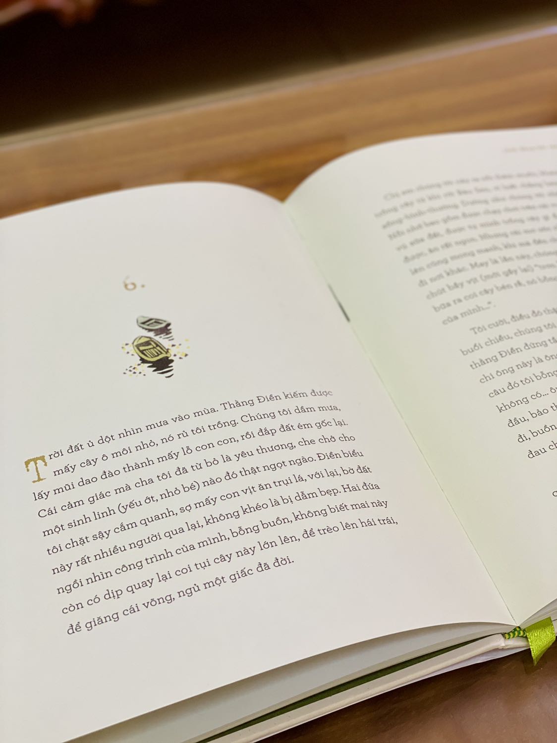 - Tiki giao hàng nhanh chóng tuy nhiên đóng gói chưa được cẩn thận, rất may sách không bị hư hại gì. 
- Đây là ấn phẩm đặc biệt kỉ niệm 40 năm NXB Trẻ phát hành cùng với “Cho tôi xin một vé đi tuổi thơ” & “Vừa nhắm mắt vừa mở cửa sổ”. Tác phẩm được đầu tư chỉnh chu về mặt hình thức, sách bìa cứng, khổ to, cầm chắc chắn, có áo sách, tặng kèm 1 bookmark, chất lượng giấy tốt, lật giở từng trang rất thích. Nhiều tranh minh hoạ đẹp, màu sắc xuất sắc.
- Một phiên bản “Cánh đồng bất tận” thật sự hơn cả mong đợi. Nếu giá bìa có cao hơn thì cá nhân mình vẫn thấy xứng đáng để sở hữu ???