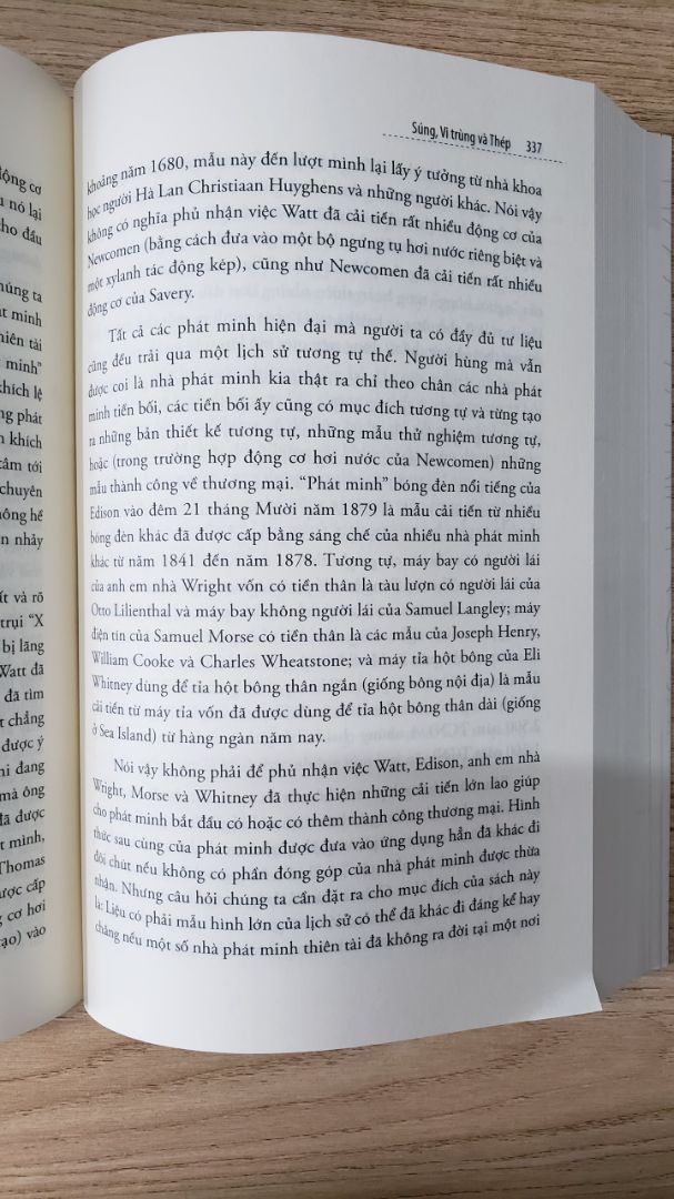 Sách hay. Nội dung phong phú. Văn phong đặc sắc, mang đầy tính thời sự. Nói chung là một trong những quyển sách đáng để gối đầu giường.