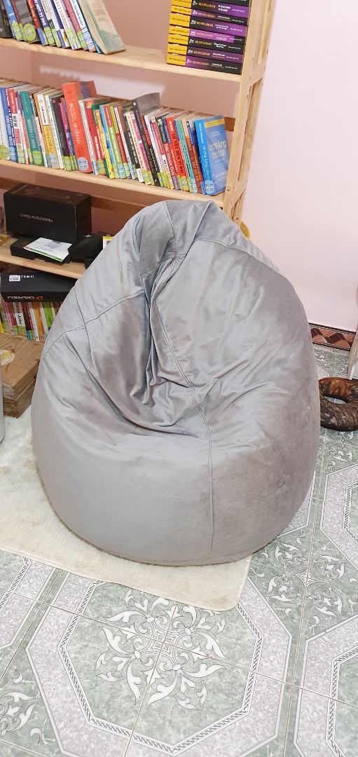 Vừa nhận hàng & có mấy nhận xét :

- Không mùi khó chịu.
- Do bên trong là nhiều hạt gì đó nên ngồi đầm, không cứng không ọp ẹp.
- Mình cao 1,63 mét nặng 58 kg ngồi vừa, cảm thấy hơi bé & không được thoải mái lắm.
- Để chiều nào ngồi cũng được.