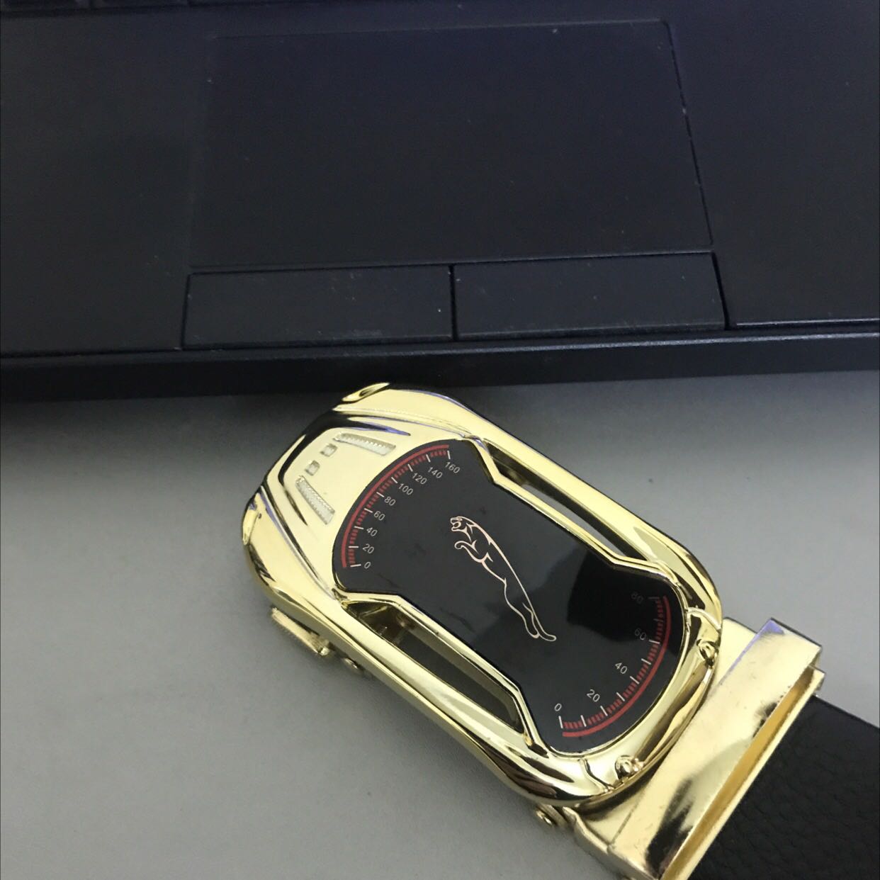 Thắt lưng đầu khoá nhìn đơn giản nhưng đẹp, có vẻ chắc chắn. Thiết kế khoá gọn dễ dùng. Dây da dài mềm. Sản phẩm ok, so với mức giá thì đáng mua.