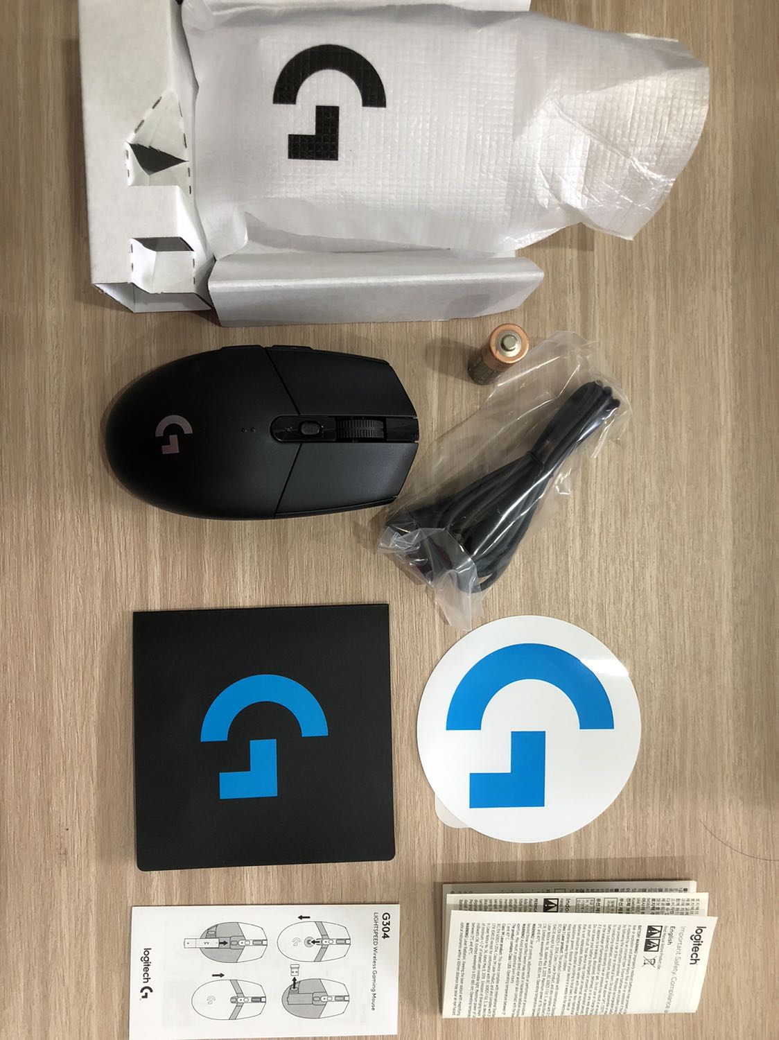 Hàng giao nhanh cực.
Đóng gói chắc chắn.
Hộp sản phẩm ko móp méo.
Chuột mới tinh tươm và rất đẹp. Các nút bấm rõ ràng, chắc chắn.
* Nhưng sao mình ko thấy tem Bảo Hành sản phẩm; mà chỉ thấy tem của nhà cung cấp thôi vậy.