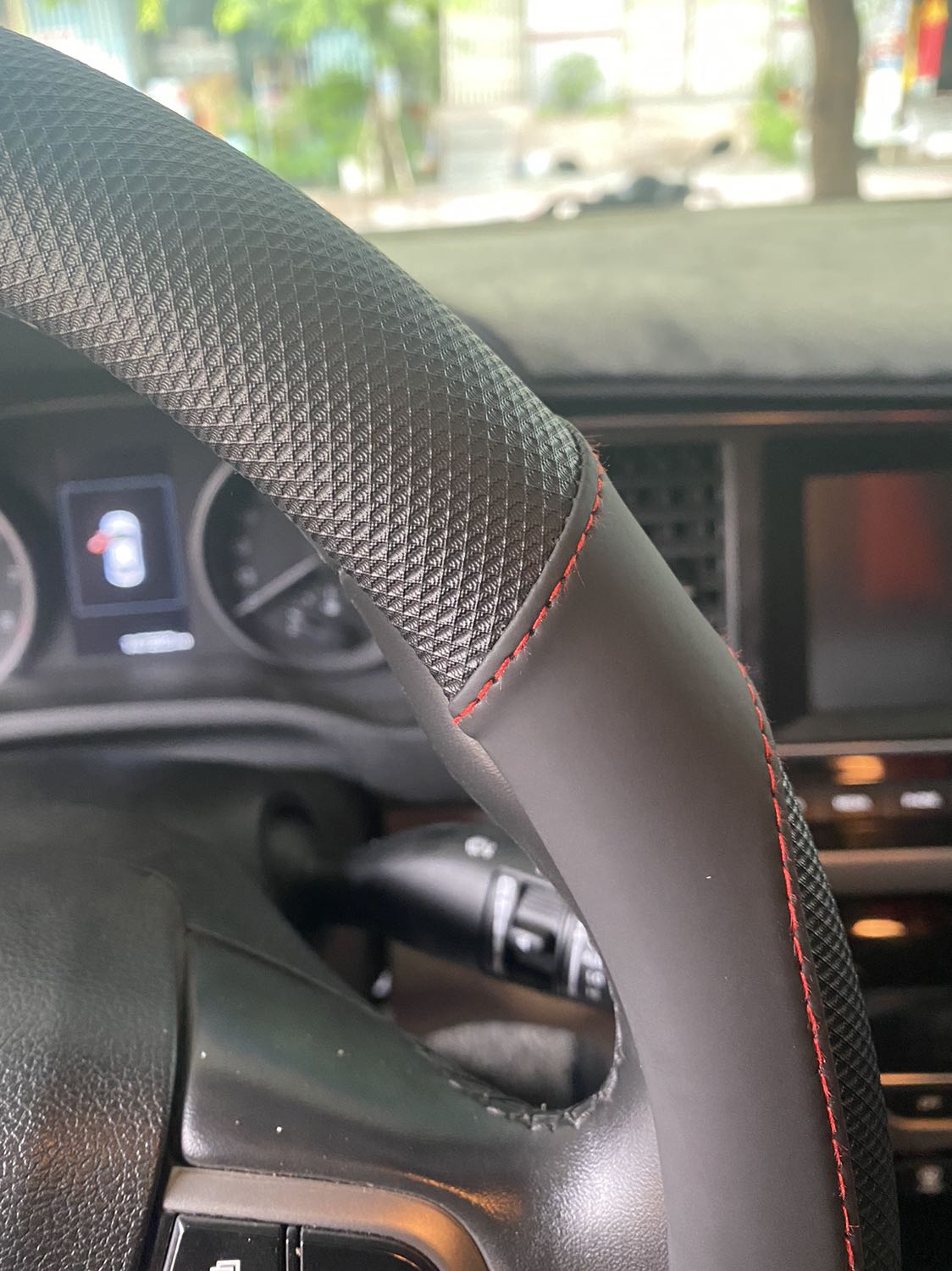 Xe mình elantra 2017 gắn vào vừa khít luôn. Ôm chặt không trơn tuột. Da đẹp đường may kỹ. Nói chung hài lòng nhất trong 3-4 cái ốp volang mình đã từng dùng trước đây.