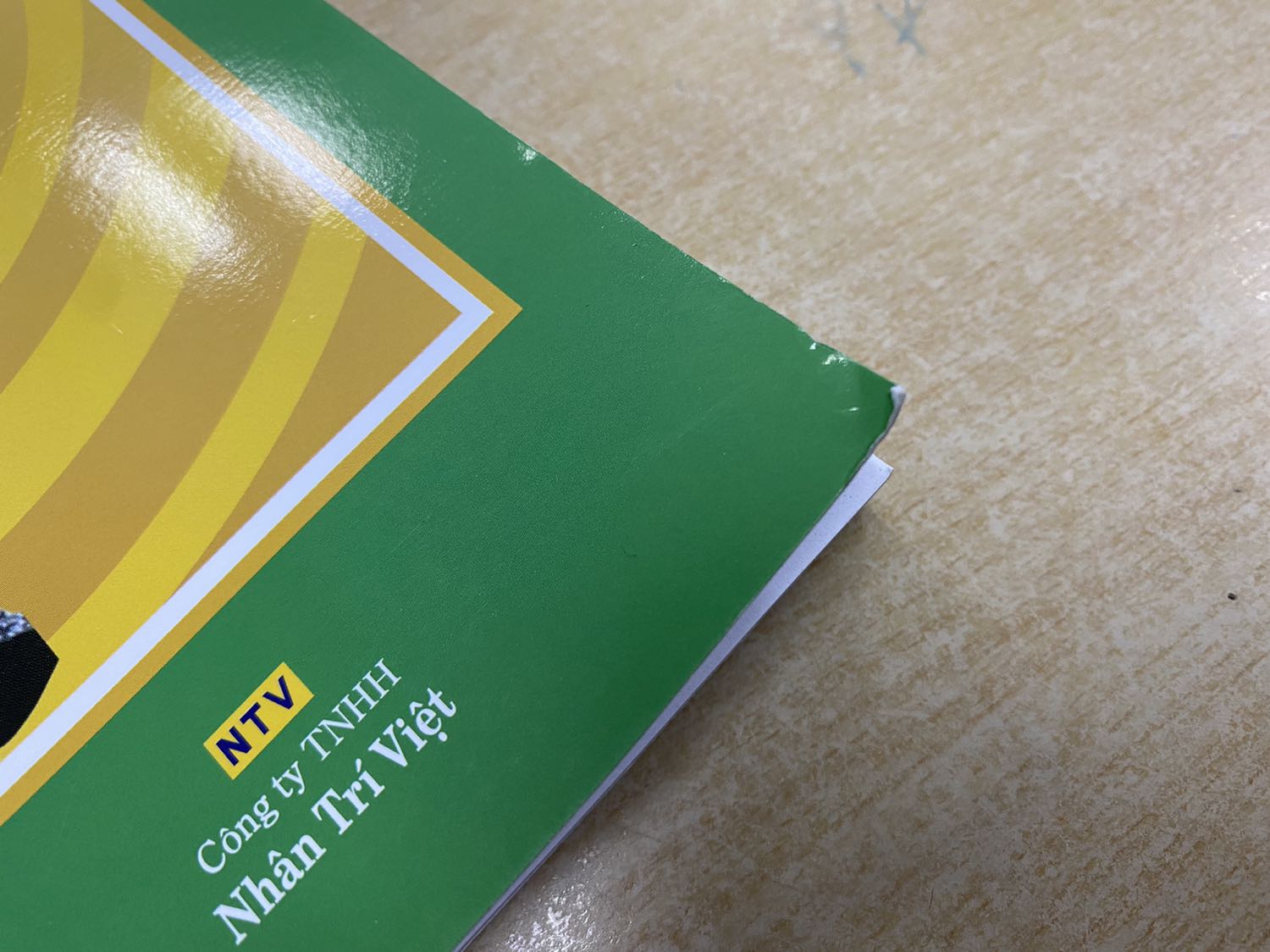 Sách chưa qua sử dụng nhưng bảo quản, vận chuyển khá chán, móp méo, quăn góc ? m dùng sách rất ko thích để quăn mép như này