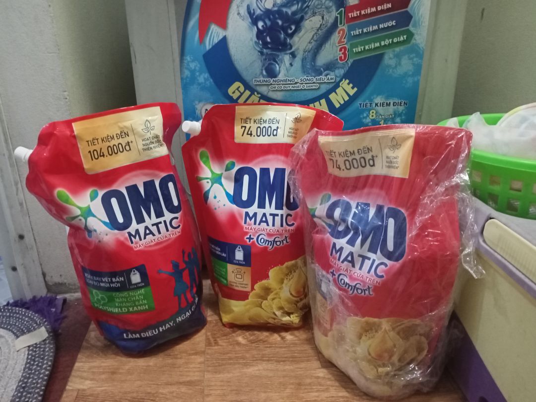 Bao giờ điều đầu tiên mình làm cũng phải là đánh giá về chất lượng dịch vụ của Tiki. Mình không thể nào bỏ qua được cái khoản này, vì Tiki làm mình quá ưng ý. Đối với mình chưa bao giờ Tiki giao hàng trễ, chỉ có nhanh hơn chứ không có chuyện chậm. Mình rất rất rất hài lòng về chuyện này. Còn đóng gói sản phẩm cũng vậy, mình đã bao giờ phải phàn nàn gì đâu. Chẳng moi được cái điểm gì để mà trách móc ý. 
Sản phẩm Omo Matic này dùng thích lắm mọi người ạ. Hương thơm cực kì lâu và không hắc, loại này dùng cho máy giặt cửa trên. Mẹ mình kêu dùng thích lắm nên mình cứ mua mấy bịch tích trữ cho mẹ dần. Mình mãi tin tưởng và ủng hộ Tiki Trading