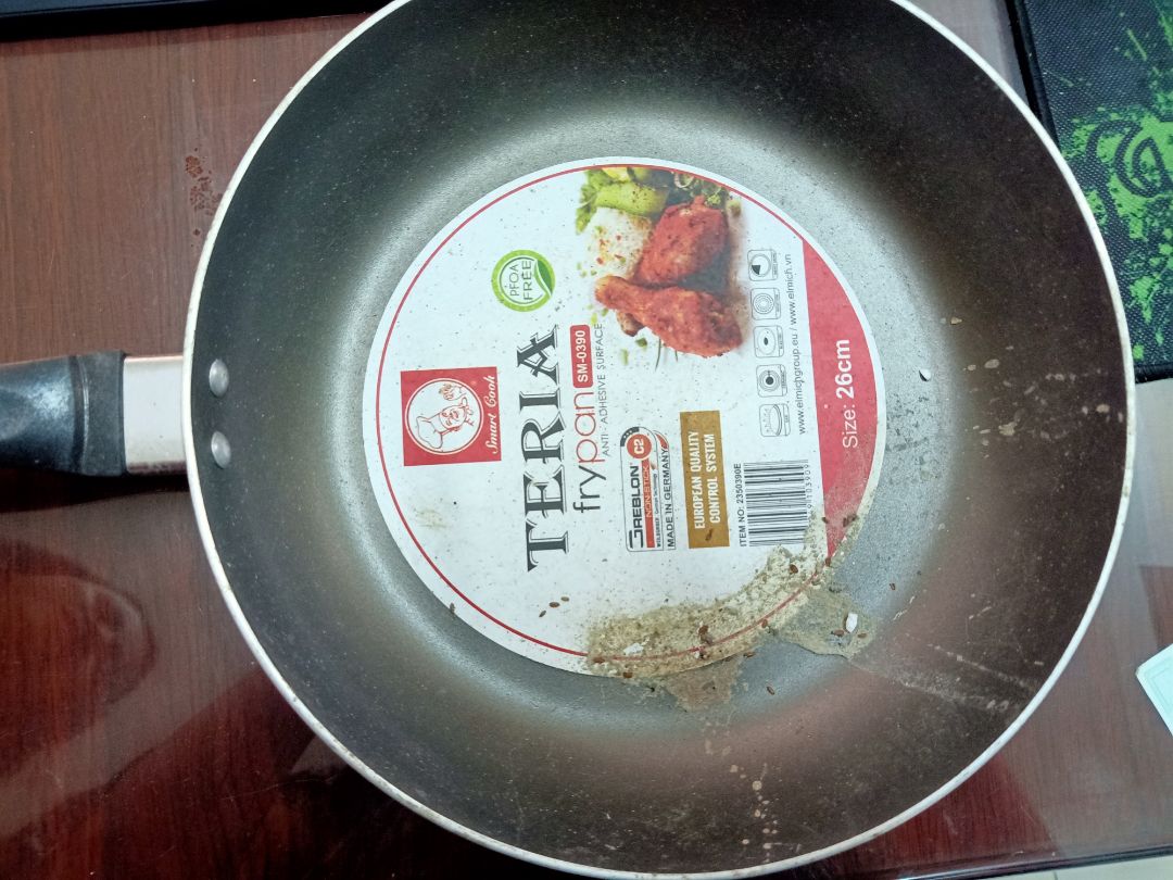 Dù là hàng tồn kho thì trước khi gửi cũng phải vệ sinh 1 chút, sao sản phẩm lại trầy xước nhiều còn bẩn nữa