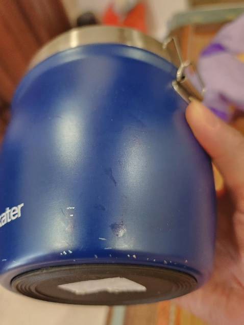 Hộp cơm bị sước sơn rất nhiều chỗ, không phải hành mới, đề nghị đổi hàng