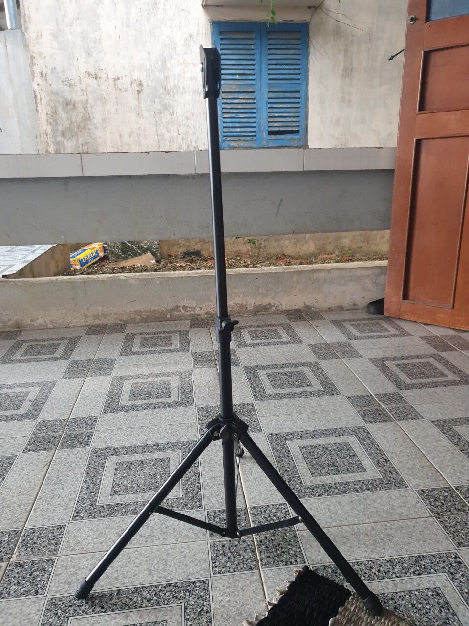 Mua cái giá nhạc , mà giao cái chân ko giao cái giá ? Treo đầu dê bán thịt *** hay gì ?